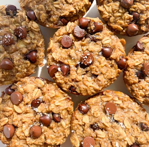 Chocolate Chip Banana Baked Oatmeal Cups - Calla's Clean Eats Banana Oatmeal Breakfast Cookies, Natural Sweets, Banana Baked Oatmeal, Oatmeal Breakfast Cookies, Baked Oatmeal Cups, Baking Stuff, Breakfast Meals, Oatmeal Cups, Chocolate Chip Banana