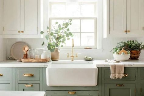 Two Tone Kitchen Cabinets Green And White, Dual Tone Kitchen Cabinets, 2 Color Kitchen Cabinets, Two Toned Kitchen, Cape Kitchen, Downstairs Kitchen, Two Toned Kitchen Cabinets, Navy Blue Kitchen Cabinets, Two Tone Kitchen Cabinets