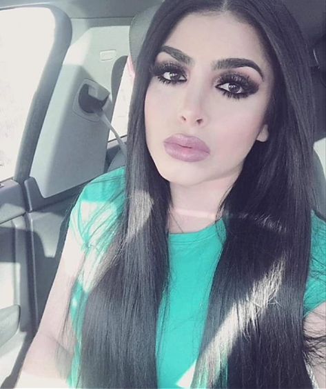 Narco Wife Aesthetic, Claudia Ochoa, Hair Streaks, Glamour Makeup, Instagram Photo Inspiration, Makeup Inspo, Dark Hair, Maquillaje De Ojos, Photo Inspiration