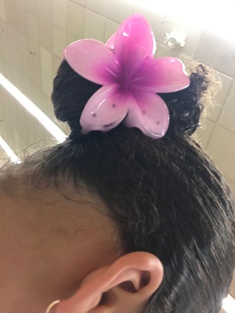 Natural Hair With Flowers, Claw Clip On Curly Hair, Flower Clips Curly Hair, Flower Claw Clip Curly Hair, Flower In Hair Black Women, Cute Curly Hairstyles Claw Clip, Flower Clip Hairstyles, Flower Claw Clip Hairstyles, Flower Clip Curly Hair