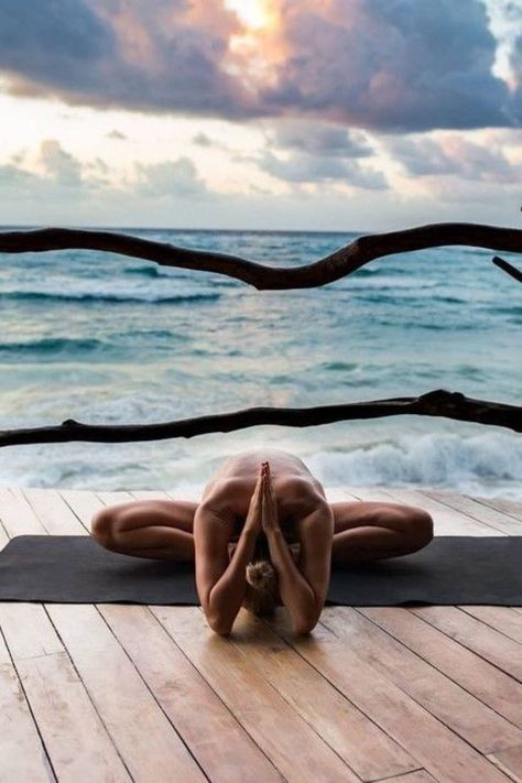 If you’ve done your “downward dog” yoga pose today, you’re probably feeling more relaxed. Regardless of your level of yoga expertise, if you’re practicing regularly, you can feel better from head to toe. Parsley Health, Yoga On The Beach, Photo Yoga, Yoga Challenge Poses, Yoga Poses Photography, Yoga Nature, Yoga Photoshoot, Beautiful Yoga Poses, Yoga Inspo