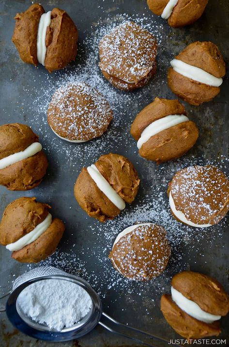 The Best Pumpkin Whoopie Pies with Cream Cheese Frosting Pies With Cream Cheese, Pumpkin Whoopie Pie Recipe, Easy Thanksgiving Dessert Recipes, Best Pumpkin Pie Recipe, Whoopie Pie Recipe, Pumpkin Whoopie Pies, Best Pumpkin Pie, Thanksgiving Desserts Easy, Whoopie Pie