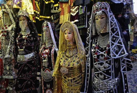 Yemen Yemen Sanaa, Yemeni Clothes, Arabian Decor, Yemen Clothing, Muslim Wedding Dresses, Western Asia, Arab Culture, Jewish Culture, Tumblr Outfits