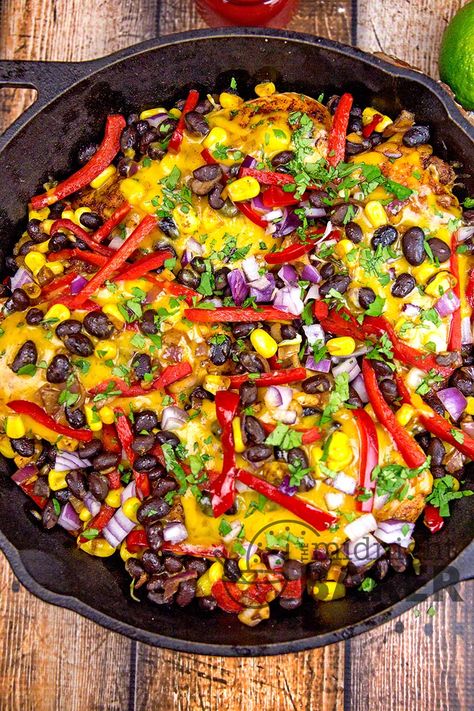 Santa Fe chicken is loaded with a great southwestern veggie combo and gobs of cheddar cheese Chicken Reipes, One Pot Chicken Dinner, Stuffed Bell Peppers Chicken, Chicken Freezer, Easy Skillet Dinner, Santa Fe Chicken, 500 Calorie Meals, Chicken Dinner Recipe, Cast Iron Skillet Recipes