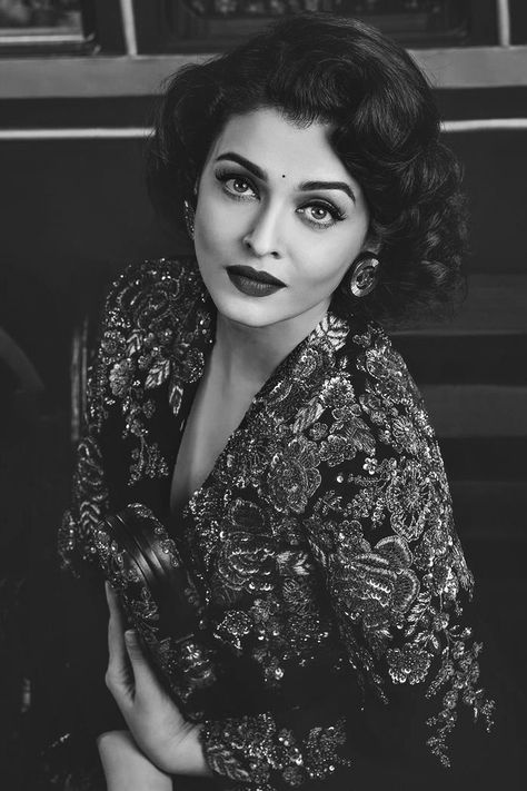 Vintage Eyes, ऐश्वर्या राय, Idda Van Munster, Dark Beauty Photography, Indian Photoshoot, Indian Bridal Hairstyles, Vintage Bollywood, Anushka Sharma, Indian Aesthetic