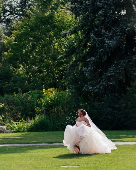 Running into forever love ❤️✨⁠ ⁠ Shared by #munacoterie member: @celebrationsbyadeola⁠ ⁠ Bride adurasa⁠ Groom @thisisoke_⁠ Wedding planner @celebrationsbyadeola⁠ ⁠ #repost #munacoterie #munaluchi #munaluchibride #weddinginspiration #luxeweding #weddingvendors #multiculturalweddings #multiculturallove #multiculturalweddingvendor #multiculturalweddinginspiration #weddingindustrytrends #weddingbusinessowner #weddingbiz #entrepreneurtips Arlington Estate, Wedding Day Bride, Grand Wedding, Multicultural Wedding, Munaluchi Bride, Run To You, Industrial Wedding, Forever Love, On Your Wedding Day