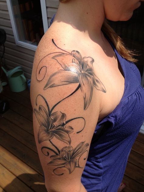 Three black Lilies! Lily Flower Tattoos Sleeve Women, Lily Tattoo On Arm, Black Orchid Tattoo, Lily Tattoo Sleeve, Lilies Tattoo, Black Lilies, Lily Tattoo Meaning, Tiger Lily Tattoos, Lily Tattoos