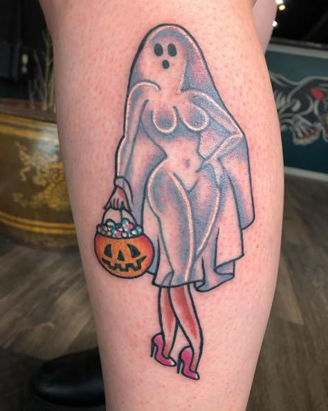 Ghost American Traditional Tattoo, American Traditional Ghost, Halloween Ghost Tattoo, Traditional Tattoo Art Halloween, Tradition Halloween Tattoo, Spooky Girl Tattoo, Ghost Tattoo Ideas, Skull And Rose Drawing, Wrist Tattoo Ideas