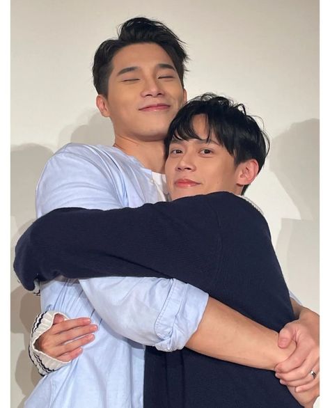 Couple Poses Size Difference, Wayne And Chunchih, Cute Hug Pictures, Two Men Pose Reference, Man Hug, Cute Hug, Life Drawing Reference, Body Reference Poses, Character Base