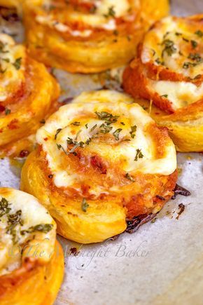 These pepperoni pizza appetizers will be a real hit at your next party Savoury Scrolls, Pepperoni Appetizers, Pepperoni Pinwheels, Recipes Using Puff Pastry, Superbowl Recipes, Puff Pastry Pinwheels, Puffed Pastry, Puff Pastry Pizza, Pizza Pinwheels