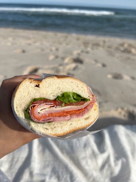 Beach Aesthetic Food, Beach Day Sandwiches, Beach Sandwiches Summer, Sandwich At The Beach, Beach Lunch Aesthetic, Beach Sandwiches, Pbj Sandwich Aesthetic, Beachy Food, Jm Aesthetic