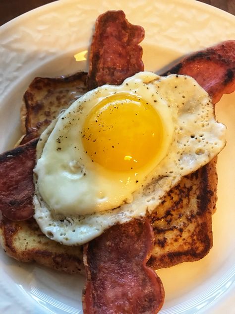 French Toast Topped With Bacon and A Fried Egg Bacon Eggs And Toast, Eggs Bacon Toast, French Toast Bacon, Fried Egg Breakfast, French Eggs, Toast Bacon, Breakfast Pictures, Not Going Out, French Ideas