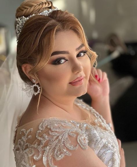 Bridal Makeup Plus Size, Full Glam Bridal Makeup, Makeup Plus Size, Introduction To Photography, Glam Bridal Makeup, Frame Border Design, Bridal Hair Updo, Curvy Bride, Full Glam