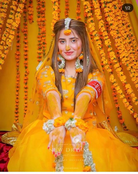 Haldi Function Poses For Bride, Haldi Ceremony Look For Bride, Haldhi Stills Bride Dress, Haldi Poj Girl, Haldi Function Photoshoot, Mehndi Girls Poss, Haldi Poses For Bride Simple, Girl Haldi Poss, Haldi Pose For Bride