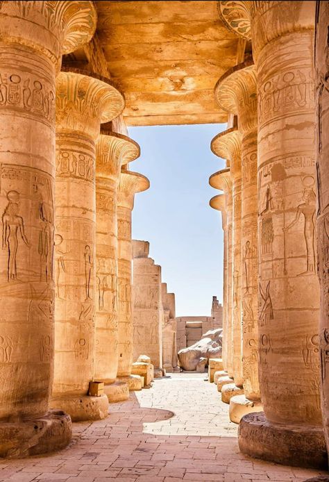 Ancient Egypt Buildings, Ancient Egypt Temple, Egypt Concept Art, Ramses Ii, Ancient Egypt Art, Amazing Places On Earth, Luxor Egypt, Egypt Art, Egyptian History