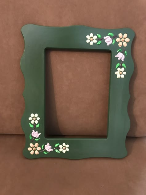 Cute Painted Frames, Wood Frame Painting, Painting Ideas On Picture Frames, Painted Wooden Picture Frames, Picture Frame Border Design, Cute Painted Picture Frames, Painted Wooden Frame, Painted Picture Frames Diy Creative, Painting Picture Frames Diy Ideas