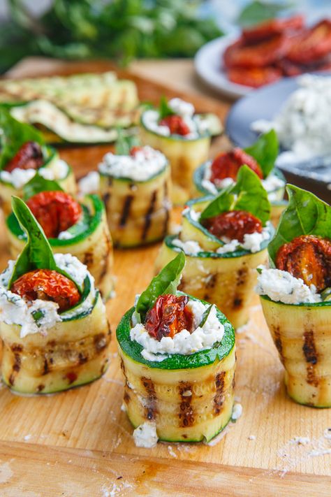 Grilled Zucchini Rollups Stuffed with Lemon-Basil Ricotta and Slow Roasted Tomatoes Zucchini Rollups, Canapes Recipes, Slow Roasted Tomatoes, Decorações Com Comidas, Grilled Zucchini, Dandelion Recipes, Deilig Mat, Party Food Appetizers, Food Platters