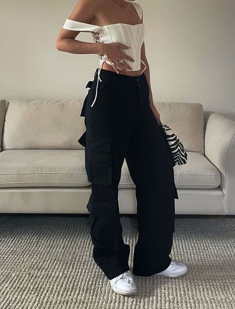 89+ Cargo pant outfits Inspo. Girly Cargo Pants Outfit, Black Cargo Pants Outfit Baddie, Corset And Cargo Pants Outfit, Sf Fits, Black Cargo Outfit, Cargo Pants Outfit Black Women, Trophy Wife Outfit, Cargo Pant Outfits, Cargo Fits