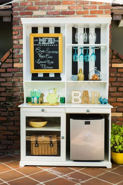 Have an old hutch or cabinet at home that’s just collecting dust? HGTV shows you how to turn it into a beverage and food station (complete with mini fridge) for outdoor entertaining. Bar En Plein Air, Diy Outdoor Bar, Bar Exterior, Wine Glass Rack, Pallet Outdoor, Diy Bar, Outdoor Entertaining Area, Pallet Furniture Outdoor, Decoration Originale