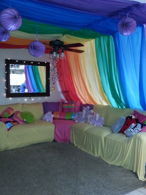 Rainbow unicorn sleepover party. Threw down air mattresses with colorful sheets for the girls to sleep on and watch a movie on. Princess Sleepover Party Ideas, Unicorn Sleepover, Ideas Sleepover, Colorful Sheets, Girls Sleepover Party, Sleepover Room, Slumber Party Birthday, Birthday Sleepover, Sleepover Birthday