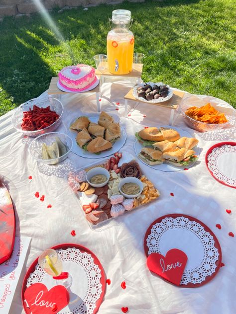 Picnic San Valentin, Galentines Picnic, Valentines Picnic, Picnic Decorations, Valentines Ideas, Birthday Ideas, Valentines Day, Valentines, Holidays