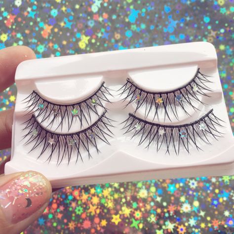 The coolest false eyelashes embellished with the cutest little stars. Perfect for all you space babes!! 💫 You will definitely stand out from the crowd with these lashes ⭐️ 💞 ETSY.COM/SHOP/WEEKENDCLOSET Eyelash Training, Glitter Eyelashes, Make Eyelashes Grow, Eyelashes How To Apply, How To Draw Eyelashes, Eyelashes Drawing, Faux Eyelashes, Extensions Eyelash, Grunge Kawaii