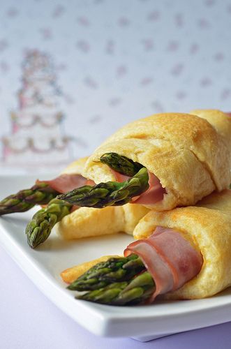 Ham, cheese and asparagus cresent rolls. Ham Asparagus, Asparagus Rolls, Asparagus Wraps, Crescent Roll Recipes, Quesadillas, Christmas Mood, Dijon, I Love Food, Pulled Pork