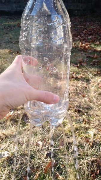 DIY Slow Release Watering: Making A Plastic Bottle Irrigator For Plants - Just as we rely on our water bottles throughout the day, plants can benefit from a slow release watering system as well. While you can purchase fancy irrigation systems, you can also make a plastic bottle irrigator. Learn how to make a soda bottle drip feeder here. Self Watering Bottle, Bottle Greenhouse, Irrigation Diy, Drip Irrigation Diy, Plant Watering System, Urban Homestead, Irrigation Systems, Watering System, Drip Irrigation System