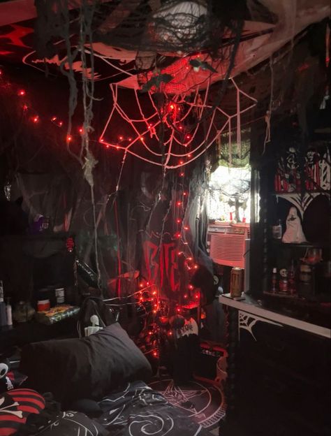 Red Black Room Decor, Mallgoth Bedroom, Metal Head Room Ideas, Red Goth Room, Victorian Goth Room, Mall Goth Bedroom, Emo Room Aesthetic, Mall Goth Room, Scary Bedroom