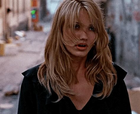 Cameron Diaz Hair The Mask, Chin Length Bangs With Long Hair, Cameron Diaz The Mask Hair, Cameron Diaz Bangs, Cameron Diaz Haircut, Cameron Diaz 90s Hair, 90s Bombshell Haircut, Cameron Diaz Mask, Mid Length 90s Haircut