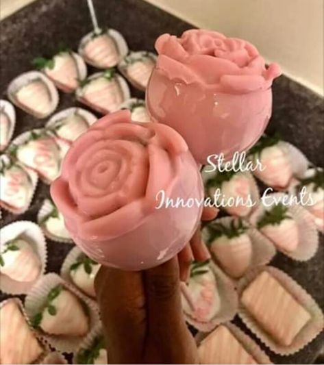 Rose Candy Apple Bouquet, Candy Apple Roses, Rose Candy Apple, Blue Princess Party, Candy Apples Ideas, Candy Apples Diy, Gourmet Candy Apples, Sweet Stand, Baby Shower Roses