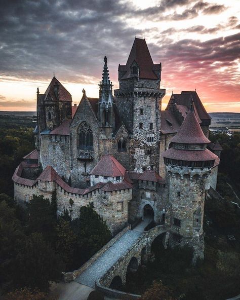 Castle Chateau, Gothic Castle, Castle Aesthetic, European Castles, Abandoned Castles, Castle House, Fantasy City, Fantasy Castle, Fantasy Places