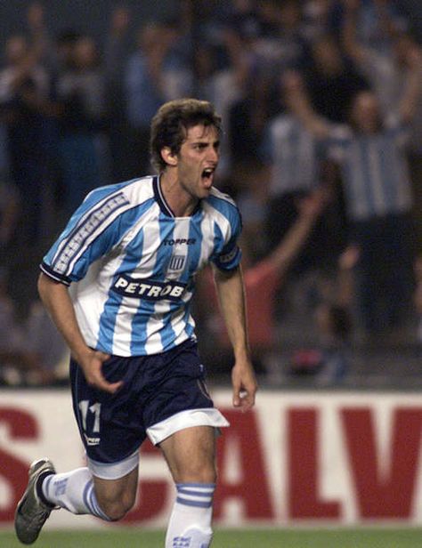 FÚTBOL. 2003. Diego Milito en sus tiempos en #Racing. Racing Wallpaper, Race 3, Racing Club, European Football, Inter Milan, Football Players, World Cup, Milan, Sports Jersey