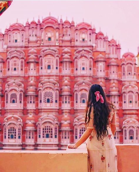 All the gorgeous sunsets we have been having recent reminded me of our first night in Jaipur, when we stopped by the stunning Hawa Mahal as the sun fell behind the buildings 💕 It was definitely a moment to remember 🌸 #IndiaDairies #HawaMahal #Sunsetseekers #Jaipurcityblog #Jaipur #Rajasthan Hawa Mahal Jaipur, Colour Shade Card, Jaipur Travel, Hawa Mahal, India Travel Places, A Moment To Remember, Shade Card, Community Of Women, Hampi