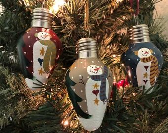 Country Style Christmas, Natural Christmas Ornaments, Primitive Christmas Ornaments, Country Christmas Ornaments, Light Bulb Crafts, Painted Snowman, Light Bulb Ornaments, Rustic Christmas Ornaments, Christmas Light Bulbs