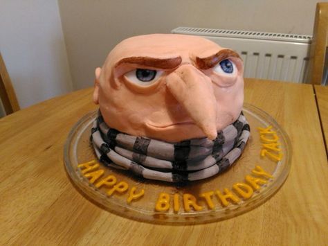 Gru Birthday Cake, Yellow Cakes Birthday, Cursed Cake Ideas, Weird Cake Ideas, Fun Birthday Cakes For Adults, Funny Cakes To Make, Silly Cake Ideas, Funny Baking Ideas, Weird Birthday Cakes