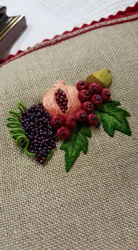 *EMBROIDERY Pomegranate Embroidery Design, Pomegranate Embroidery, Berry Embroidery, Surface Embroidery, Hand Ideas, Stumpwork Embroidery, Embroidery Beads, Embroidery Tutorial, Hand Embroidery Flowers