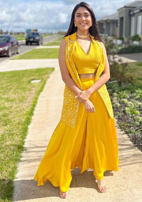 Suit Design For Wedding, Outfit For Haldi Function, Outfits For Haldi, Dresses For Haldi Ceremony, Elegant Royal Dresses, Yellow Haldi Outfit, Indo Western Outfits, Haldi Ceremony Outfit, डिजाइनर कपड़े