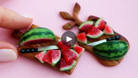 Miniature watermelon🍉Polymer clay | Cutter - kitchen board on my Etsy: https://sweetminidollhouse.etsy.com
Support the author on Patreon: https://www.patreon.com/SweetMiniDollHouse

My... | By SweetminidollhouseFacebook Watermelon Clay, Clay Watermelon, Clay Crafts For Kids, Kitchen Board, Fresh Fruits, Miniature Food, Fruits And Veggies, Clay Crafts, Fresh Fruit