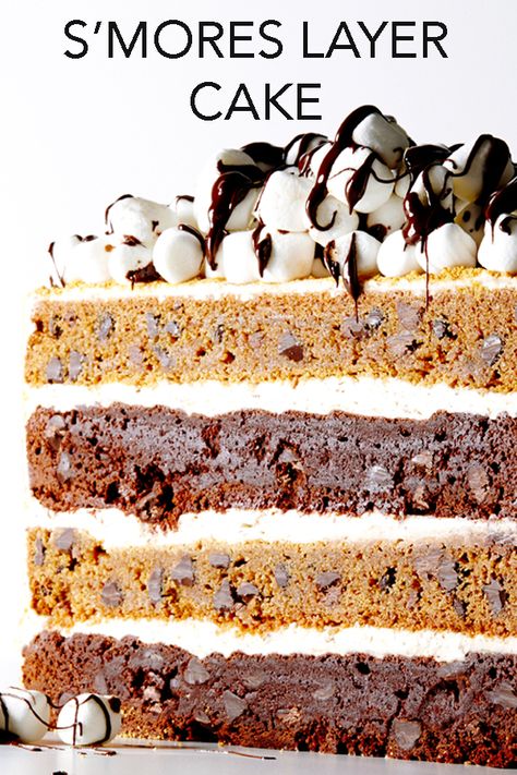 Looking for a crowd-pleasing cake? You've found it with this scrumptious S'Mores Layer Cake recipe, layers of chocolate, graham and toasted marshmallow frosting. S’mores Sheet Cake, S'mores Cake Recipe, Best Smores, S’mores Cake Birthday, S’mores Decorated Cake, S’mores Layer Cake, Cracker Cake, Smores Cake, Marshmallow Frosting