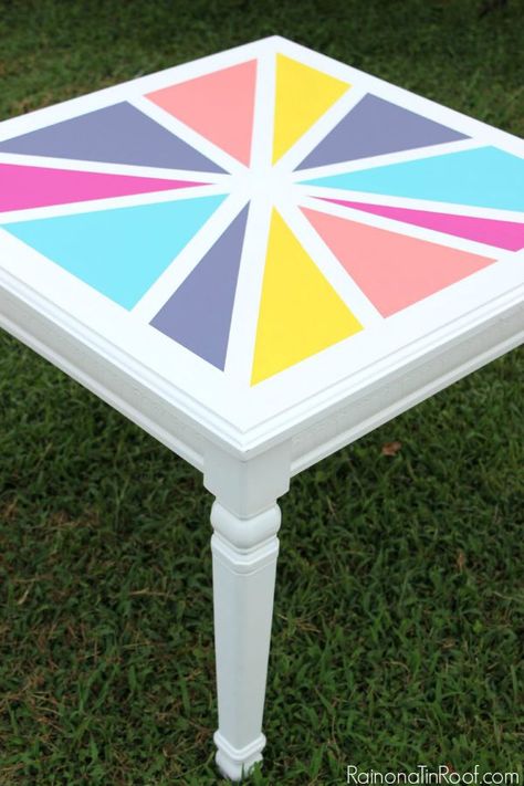 Table Makeover with Simple DIY Geometric Design Diy Table Makeover, Side Table Makeover, Diy Wood Wall, Geometric Table, Roofing Diy, Diy Garden Furniture, Diy Simple, Table Makeover, Diy Makeover