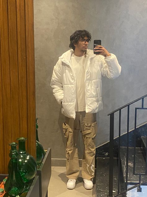 Men White Jacket Outfit, White Fleece Jacket Outfit Men, White Zip Up Hoodie Outfit Men, White Puffer Jacket Outfit Men, Puffy Jacket Outfit Men, White Jacket Outfit Men, White Puffer Outfit, Cream Puffer Jacket Outfit, White Zip Up Hoodie Outfit