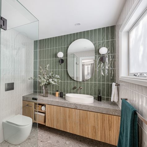 Our favourite bathroom transformations (with before and after photos) Küchen In U Form, Free Kitchen Design, Bathroom Transformation, Bathroom Redesign, Studio Interior Design, Bathroom Design Decor, Bathroom Inspiration Decor, Upstairs Bathrooms, Studio Interior