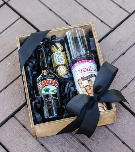 Wine Gift Box Ideas For Men, Gift Basket Arrangements Ideas, Mimosa Gift Basket Diy Cute Ideas, Baileys Gift Basket Ideas, Beer Box Gift Ideas, Christmas Liquor Gift Ideas, Christmas Alcohol Gifts, Wine Gift Basket Ideas, Gift Basket Ideas For Men