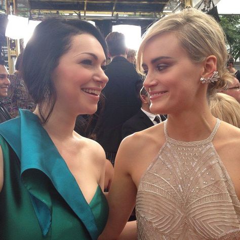 Pin for Later: Go Behind the Scenes With the Stars at the Emmys  Orange Is the New Black ladies Laura Prepon and Taylor Schilling got a chance to catch up on the red carpet. Taylor Schilling Laura Prepon, Alex And Piper, Alex Vause, Emmys Red Carpet, Taylor Schilling, Laura Prepon, The Emmys, Orange Is The New, Orange Is The New Black