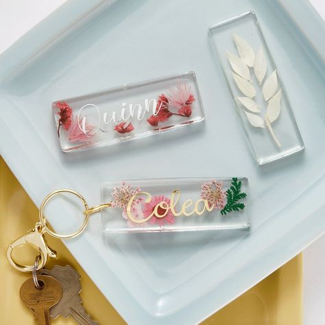 Personalized Pressed Flower Resin Keychain Diy Resin Keychain, Resin Arts, Pressed Flower Resin, Epoxy Ideas, Flower Resin Jewelry, Epoxy Resin Diy, Epoxy Art, Resin Crafts Tutorial, Resin Products