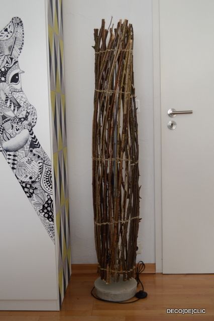 DIY ideas and creations to customize your home: Image Floor Lamp Makeover, Floor Lamp Ideas, Ikea Floor Lamp, Driftwood Flooring, Diy Floor Lamp, Diy Luminaire, Natural Floor, Paper Floor Lamp, Branches Diy