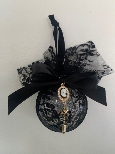 Gothic Christmas Tree Decorations, Diy Goth Christmas Ornaments, Gothic Xmas Tree, Black Christmas Decorations Diy, Gothic Christmas Tree Ideas, Goth Christmas Tree Ideas, Diy Gothic Christmas Ornaments, Diy Spooky Christmas Decorations, Black Christmas Ornaments Tree