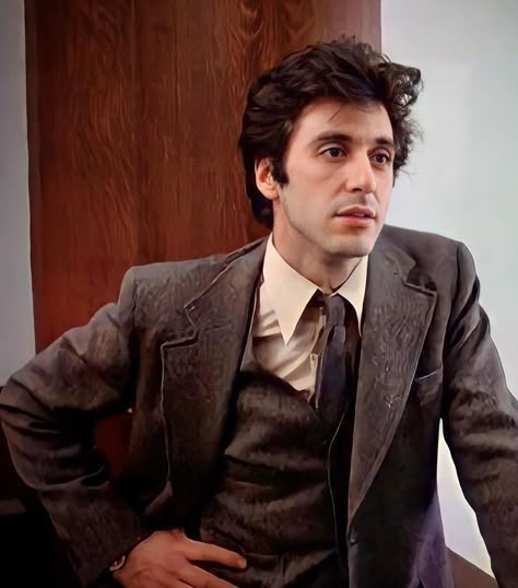 Old Hollywood Stars Men, Al Pacino 80s, 70s Al Pacino, Italian Men Mafia Boss, Al Pacino Dog Day Afternoon, Al Pacino Aesthetic, Vincent Corleone, Al Pacino Oscar, Al Pacino Heat