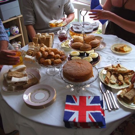 Great British Tea Party! Love this! Tea Party Ideas For Kids, Tea Party Food Ideas, British Cakes, British Tea Time, British Tea Party, British Cake, Jubilee Party, Tea Etiquette, Tea Party Ideas